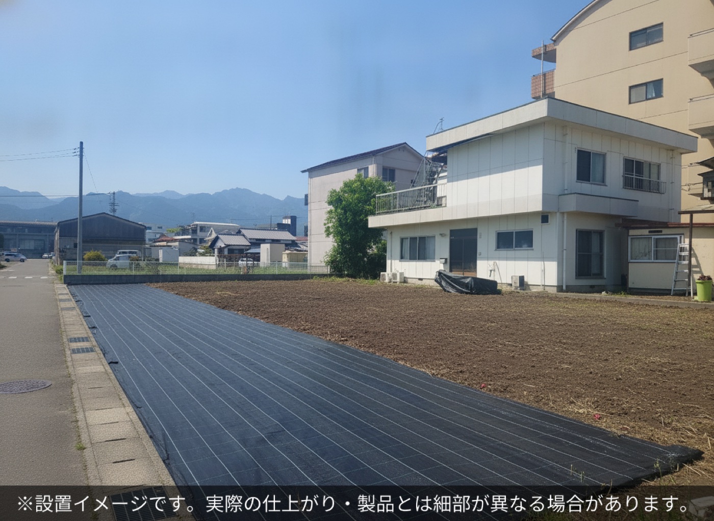 施工前の写真に AI が合成した、防草シート施工後のイメージ