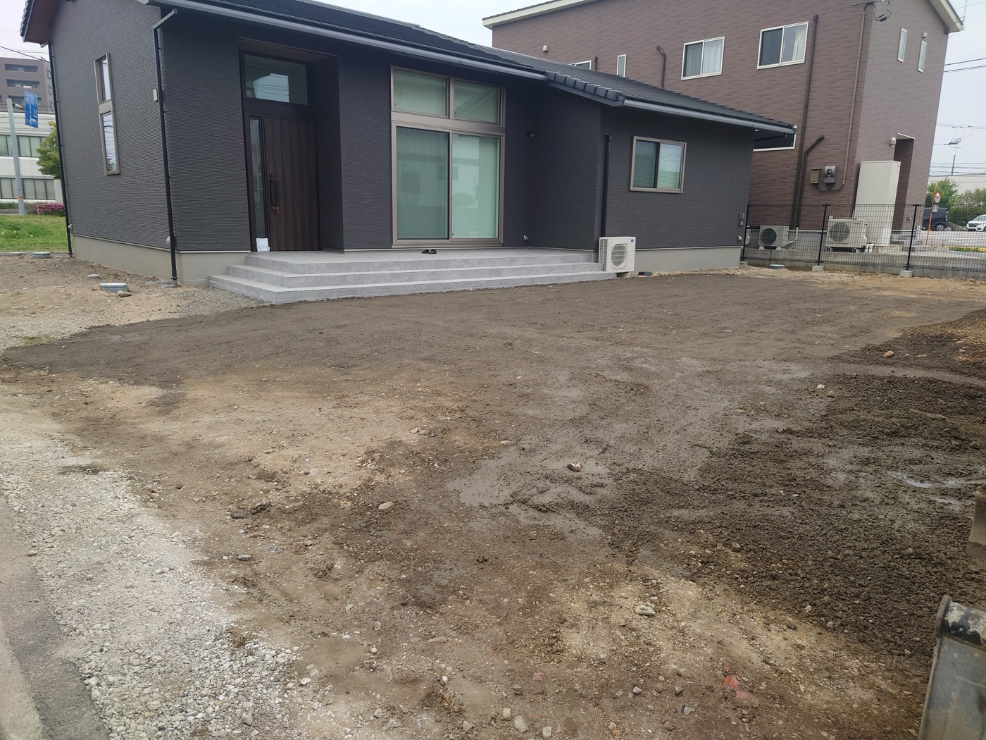 施工前。建物まわりが土のままの状態