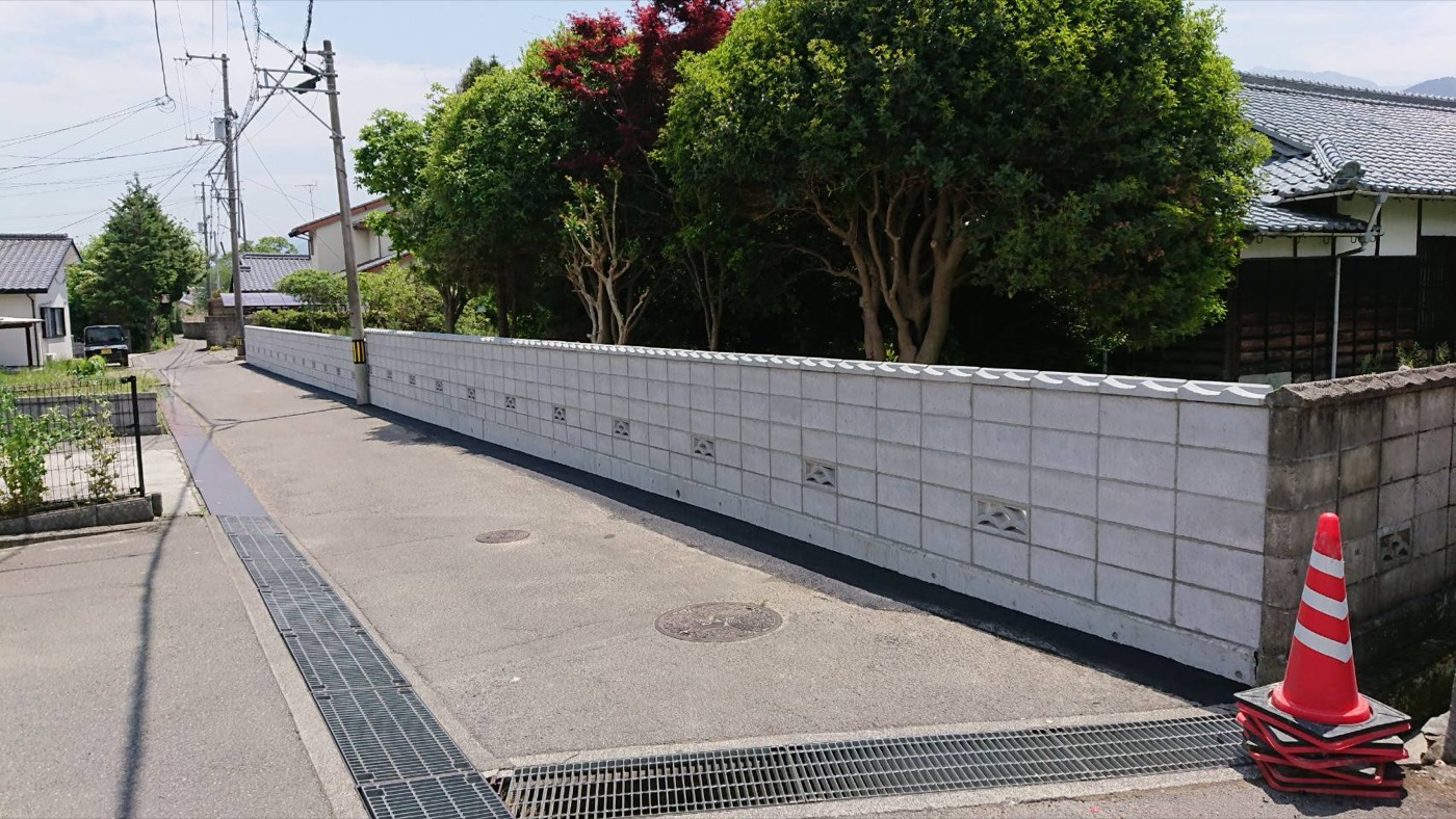 施工後。化粧ブロック塀を新設した道路際